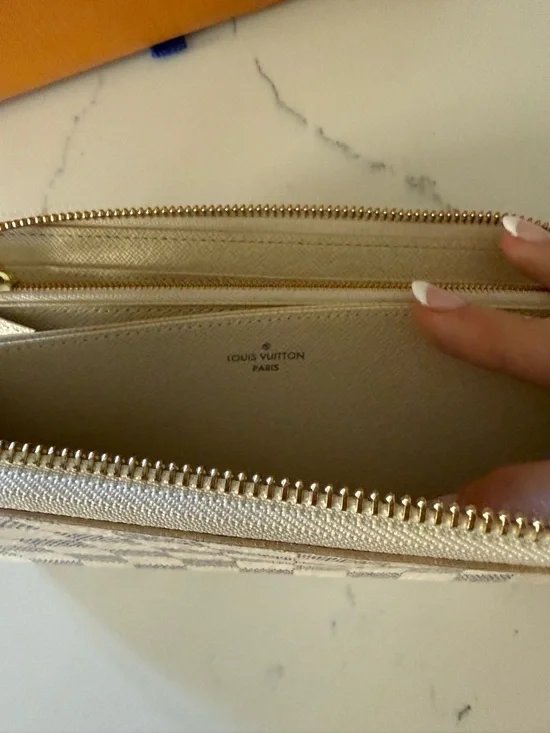 Louis Vuitton Damier Zippy Wallet - Cream and White - Picture 7 of 10